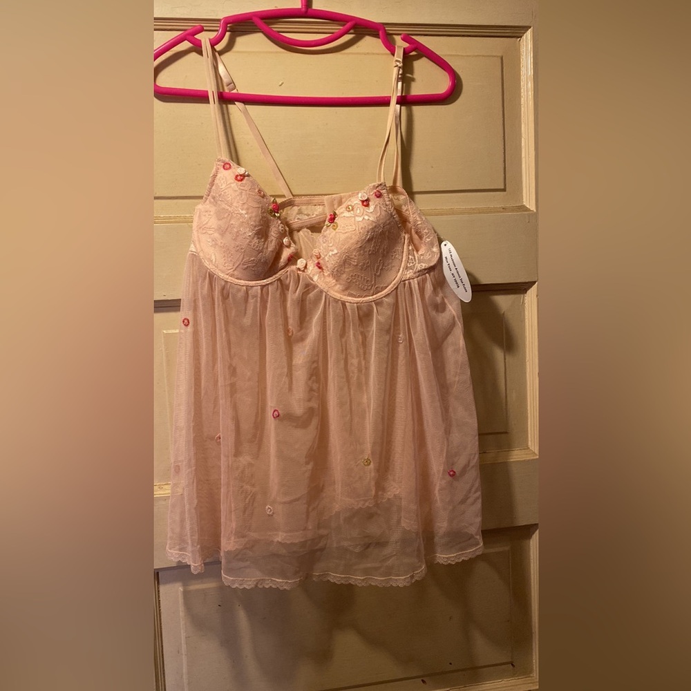 NWT lingerie 34C (M)